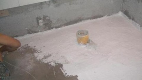 标题：卫生间地面防水刷多厚？选错材料厚度统统白费！实测聚氨酯JS丙烯酸三种涂料，2026老房翻新避坑指南